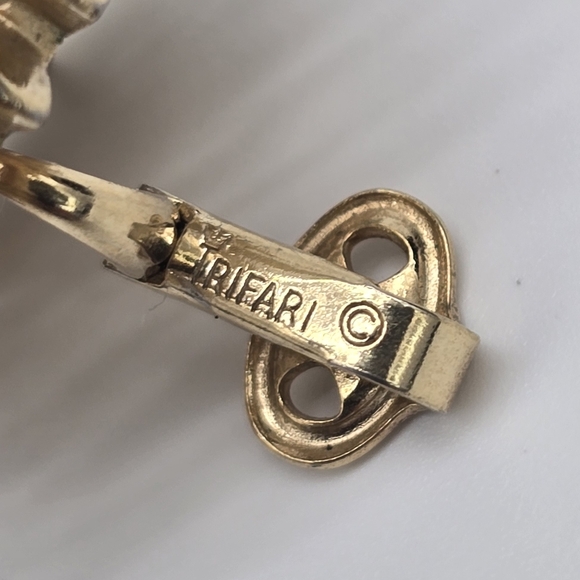 Crown TRIFARI Brushed Gold Tone Leaf Entwined w Rhinestones 1950s - Picture 4 of 6